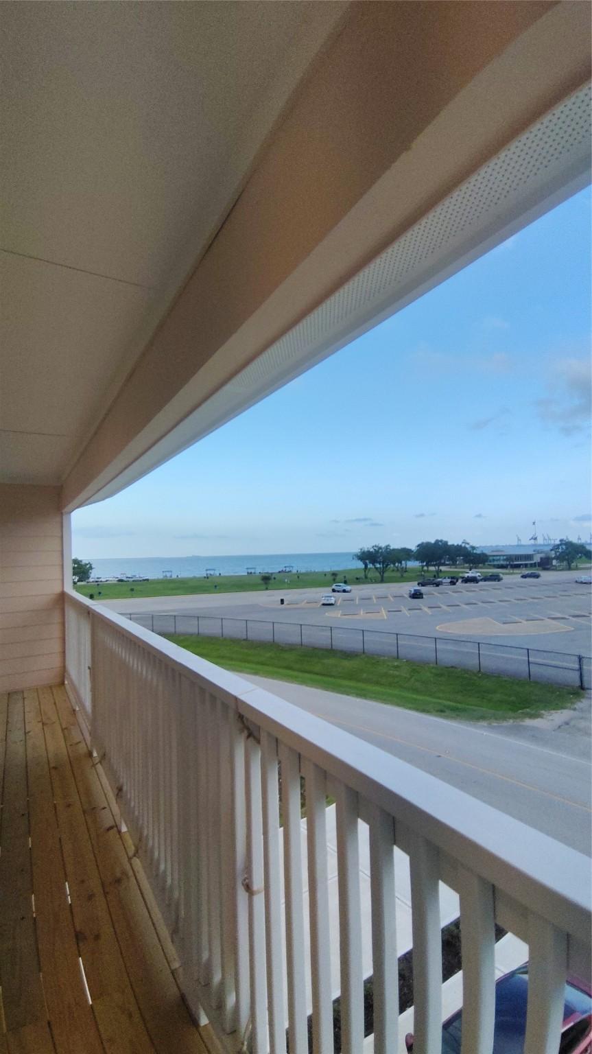 701 Bayshore Dr, La Porte, TX 77571 - balcony featuring a water view