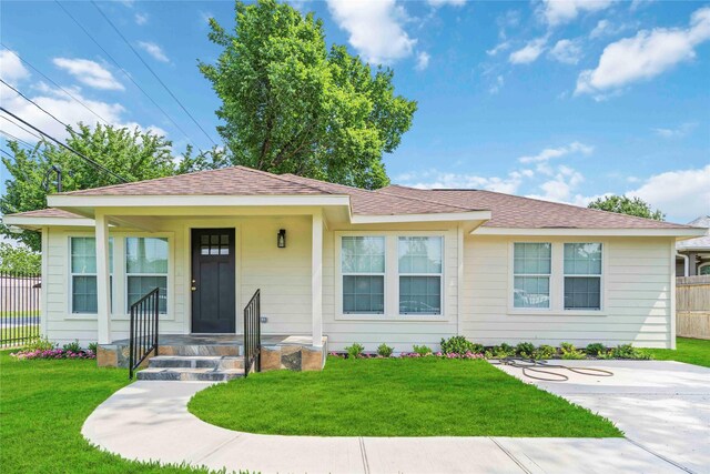 798 Fair St, Houston, TX 77088 - view of front facade featuring roof with shingles