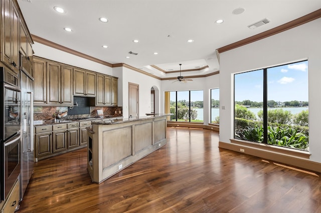 3045 S Island Dr, Seabrook, TX 77586 - kitchen with crown molding, a ceiling fan, recessed lighting, decorative backsplash, and dark wood-style floors