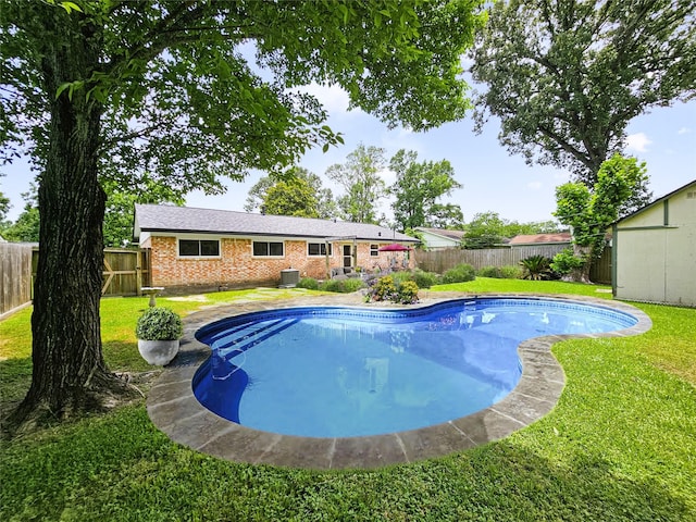 723 Pas Trl, Houston, TX 77336 - view of swimming pool featuring a fenced backyard