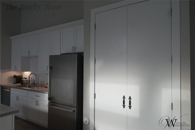 5902 Gardendale Dr Unit C, Houston, TX 77092 - kitchen with freestanding refrigerator, dishwasher, white cabinets, and tasteful backsplash
