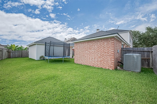 14212 Rocky Briar Ln, Rosharon, TX 77583 - fenced backyard featuring a trampoline