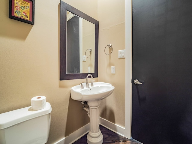 3419 Gillespie St, Houston, TX 77020 - bathroom with baseboards and toilet