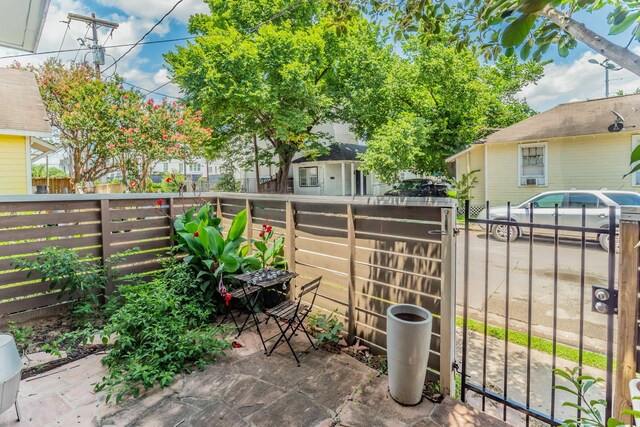 3419 Gillespie St, Houston, TX 77020 - view of patio featuring a residential view