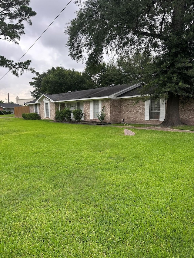 6646 Bayou View Dr, Houston, TX 77091 - ranch-style home with a front lawn and brick siding