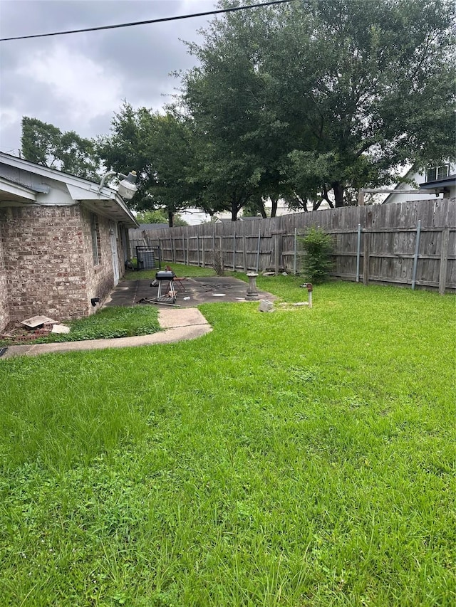 6646 Bayou View Dr, Houston, TX 77091 - view of yard featuring a patio area
