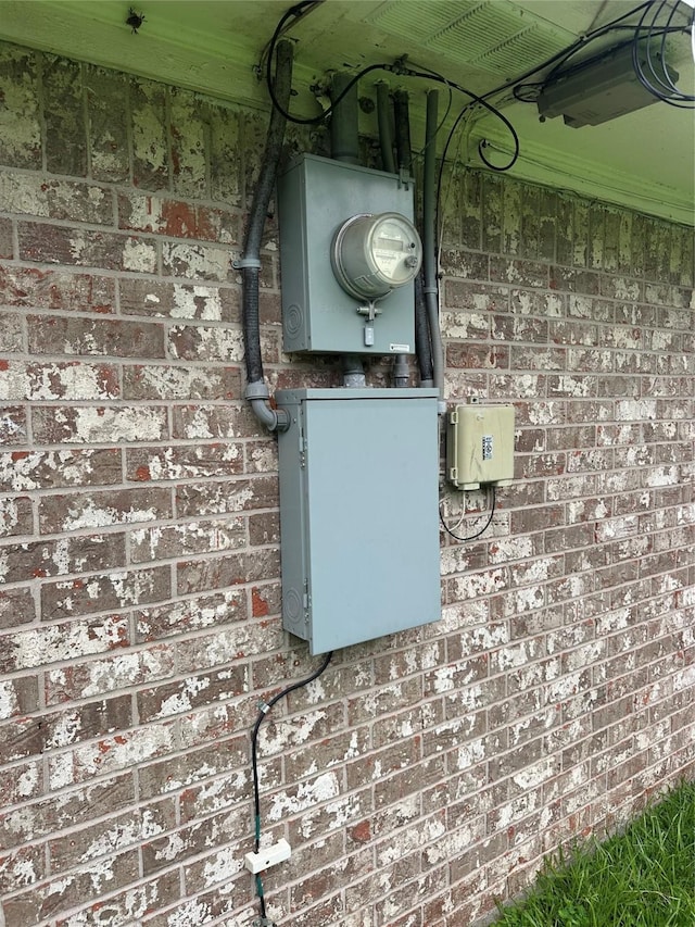 6646 Bayou View Dr, Houston, TX 77091 - exterior view of brick siding