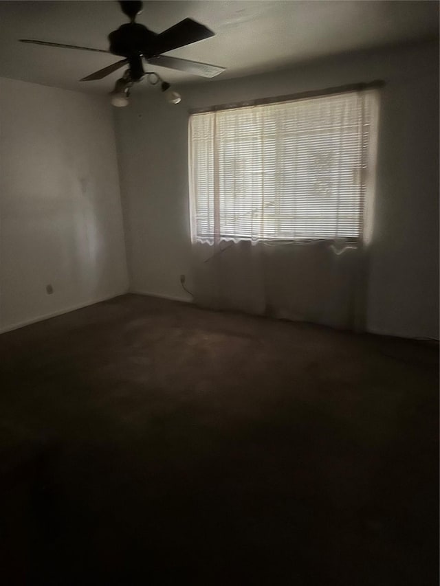 6646 Bayou View Dr, Houston, TX 77091 - unfurnished room featuring a ceiling fan and carpet flooring
