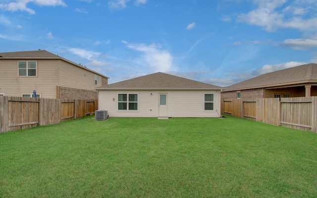 22418 Threefold Ridge Dr, Hockley, TX 77447 - rear view of property with a fenced backyard