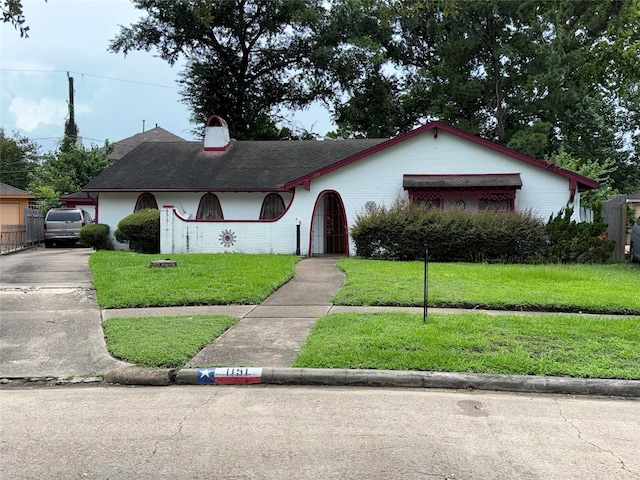 1151 Creekmont Dr, Houston, TX 77091 - ranch-style home featuring a front yard and a shingled roof