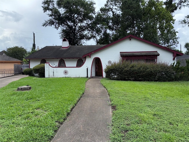 1151 Creekmont Dr, Houston, TX 77091 - view of front facade with a chimney