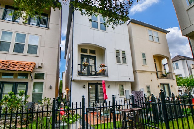 10924 Wrenwood Park, Houston, TX 77043 - townhome / multi-family property featuring stucco siding and a fenced front yard
