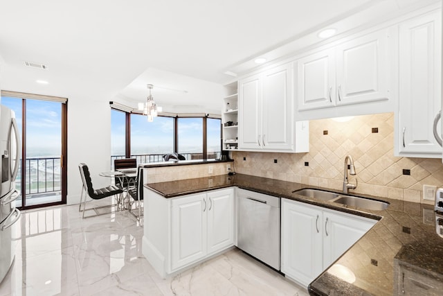 3350 Mccue Rd Unit 1901, Houston, TX 77056 - kitchen with stainless steel appliances, white cabinets, tasteful backsplash, a peninsula, and recessed lighting
