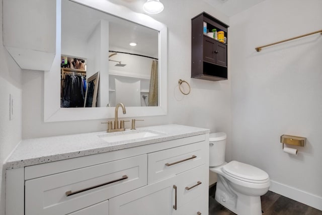 610 S Railroad Ave, Shepherd, TX 77371 - full bath featuring vanity, wood finished floors, a walk in closet, and a shower with shower curtain