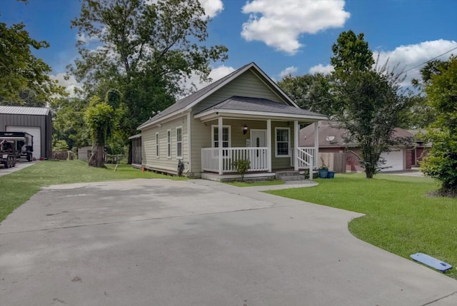 610 S Railroad Ave, Shepherd, TX 77371 - view of front of home with a porch and a front yard