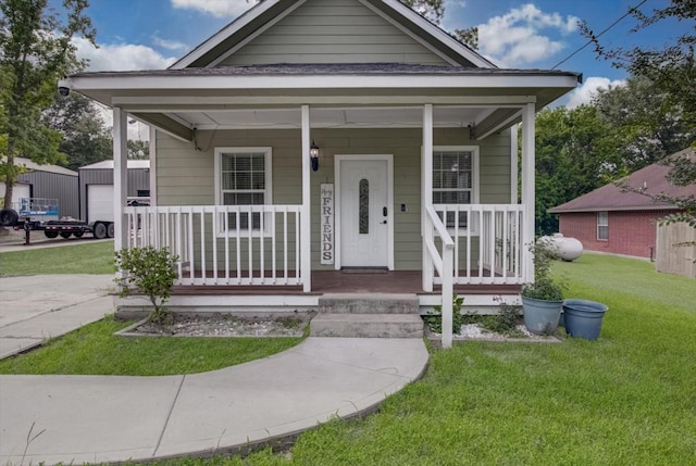 610 S Railroad Ave, Shepherd, TX 77371 - shotgun-style home featuring covered porch and a front lawn