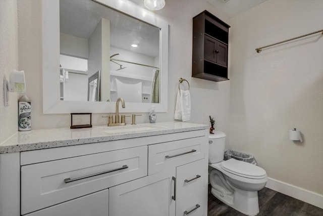 610 S Railroad Ave, Shepherd, TX 77371 - full bathroom featuring wood finished floors, vanity, and curtained shower
