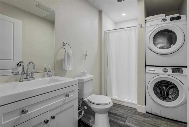 610 S Railroad Ave, Shepherd, TX 77371 - full bath featuring stacked washer / drying machine, wood finished floors, vanity, a shower with curtain, and recessed lighting