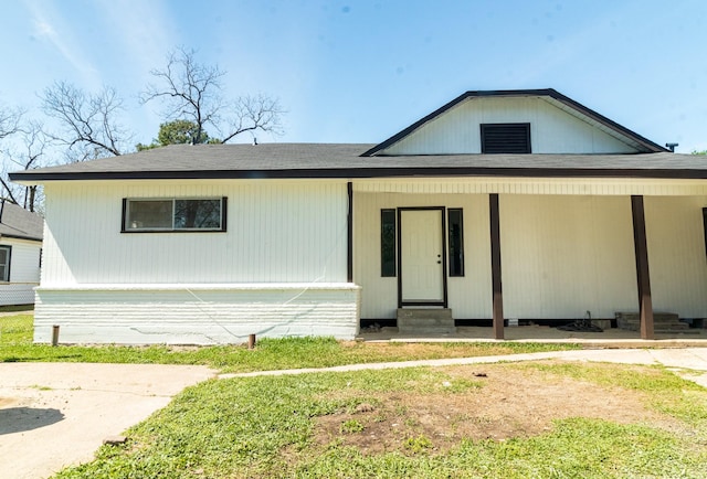 4918 Leffingwell St, Houston, TX 77026 - view of front of property featuring entry steps and roof with shingles
