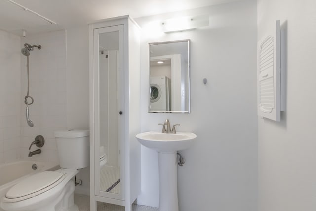 3025 Walnut Bend Ln Unit 37, Houston, TX 77042 - full bath with washer / clothes dryer and shower / bathtub combination