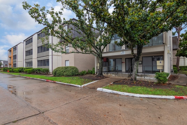 3025 Walnut Bend Ln Unit 37, Houston, TX 77042 - view of building exterior