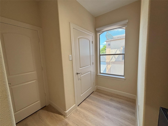 607 Oakley St Unit 5, Houston, TX 77006 - entryway featuring baseboards and light wood-style floors