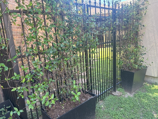 607 Oakley St Unit 5, Houston, TX 77006 - view of gate
