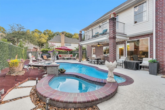 3402 Haywood Ct, Sugar Land, TX 77478 - view of pool with a fenced backyard, a patio area, a pool with connected hot tub, and outdoor dining space