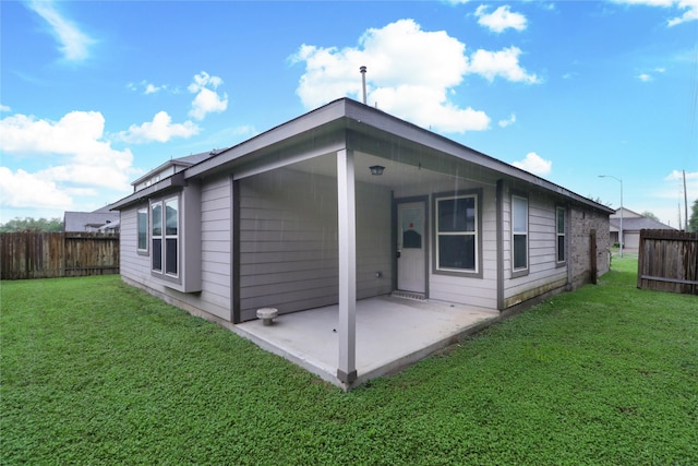 6903 Rosemont Ct, Rosharon, TX 77583 - back of property with a patio area