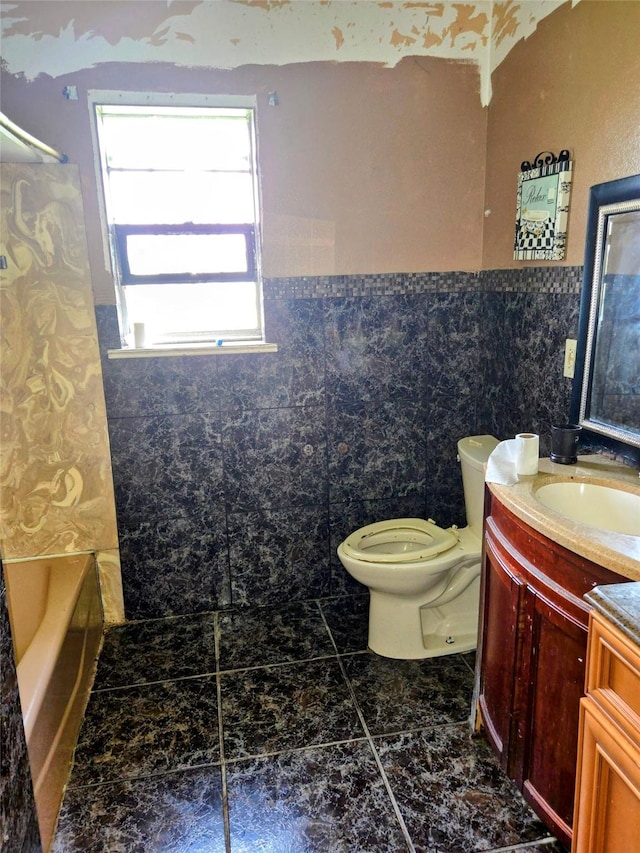 700 W 19th St, Port Arthur, TX 77640 - full bath featuring vanity, tile walls, and wainscoting