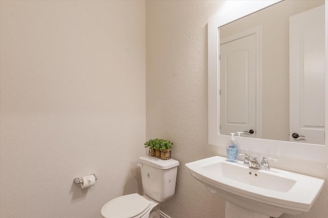 23 N Wheatleigh Dr, Tomball, TX 77375 - half bathroom featuring a textured wall