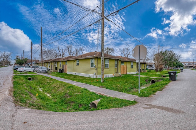 3938 King St, Houston, TX 77026 - view of side of property with a lawn