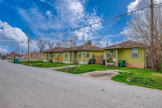 3938 King St, Houston, TX 77026 - view of bungalow-style home