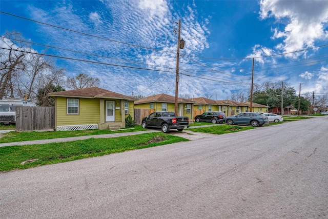 3938 King St, Houston, TX 77026 - view of front facade featuring a residential view