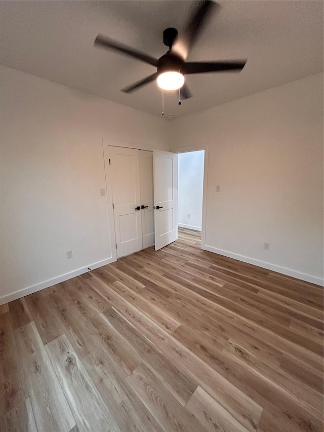 6206 Lyndhurst Dr, Houston, TX 77087 - unfurnished bedroom with light wood-style flooring, a ceiling fan, and a closet