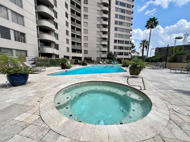 3525 Sage Rd Unit 1502, Houston, TX 77056 - community pool with a hot tub and a patio area