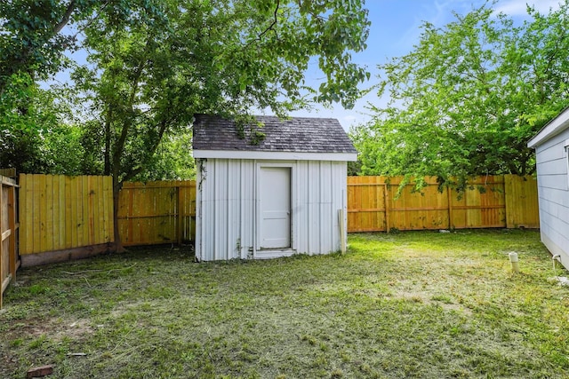 1615 Hiller St, Houston, TX 77015 - fenced backyard featuring a shed