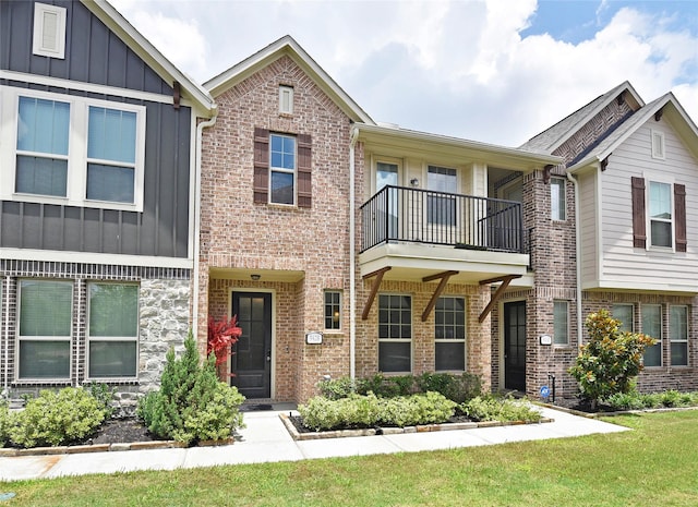 9428 Caddo Ridge Ln, Cypress, TX 77433 - view of property featuring board and batten siding, a balcony, and a front yard