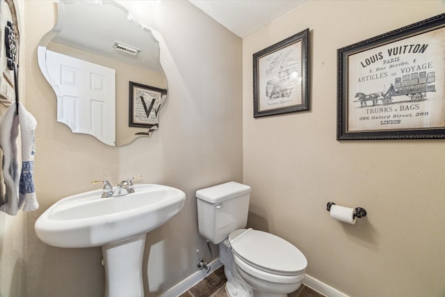 1440 Waseca St, Houston, TX 77055 - bathroom featuring baseboards and toilet