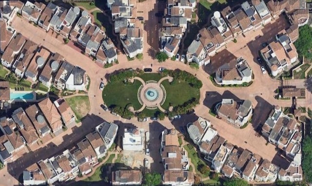 5327 Paseo Caceres Dr, Houston, TX 77007 - aerial overview of property's location with nearby suburban area