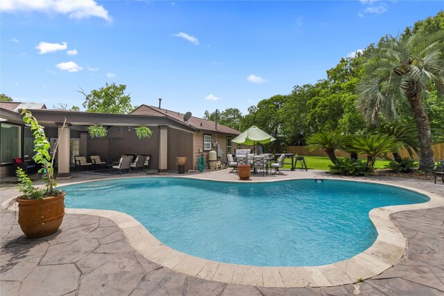 8220 Wateka Cir, Houston, TX 77074 - swimming pool featuring a patio and outdoor dining area