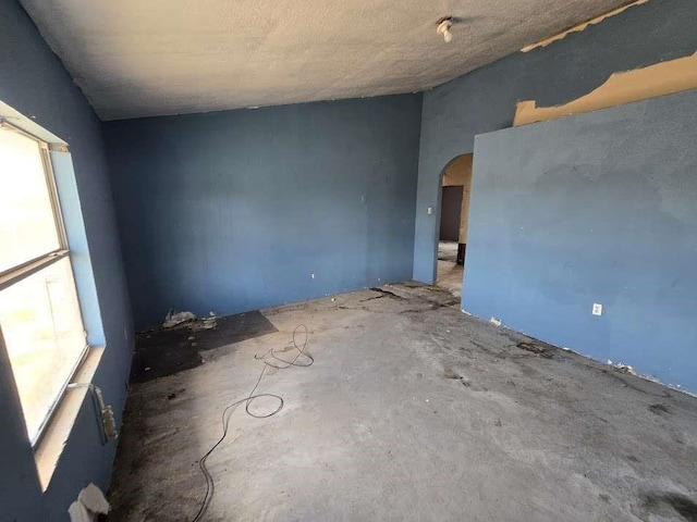 1524 Wolsey Dr, Clint, TX 79836 - empty room with arched walkways
