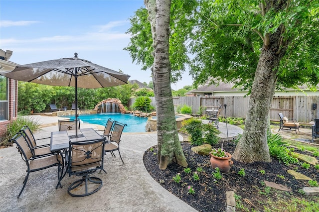 7914 Chianti Ct, Sugar Land, TX 77479 - fenced backyard featuring a patio area