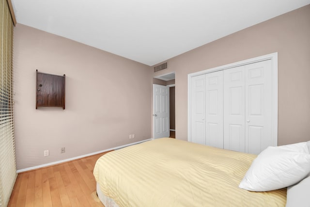 1111 Bering Dr Unit 306, Houston, TX 77057 - bedroom with light wood-type flooring and a closet