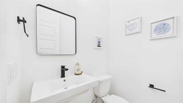 2712 Jensen Creek Ln, Houston, TX 77026 - bathroom featuring a sink and toilet