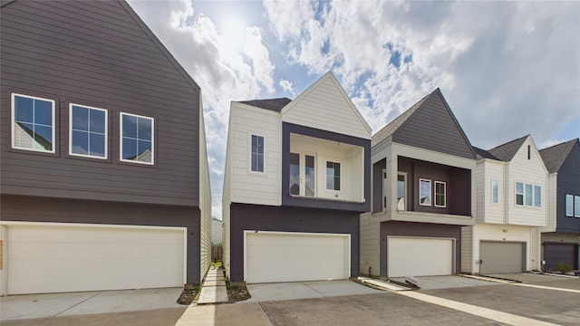 2712 Jensen Creek Ln, Houston, TX 77026 - townhome / multi-family property featuring a garage