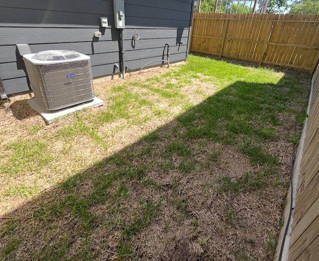 2712 Jensen Creek Ln, Houston, TX 77026 - view of yard