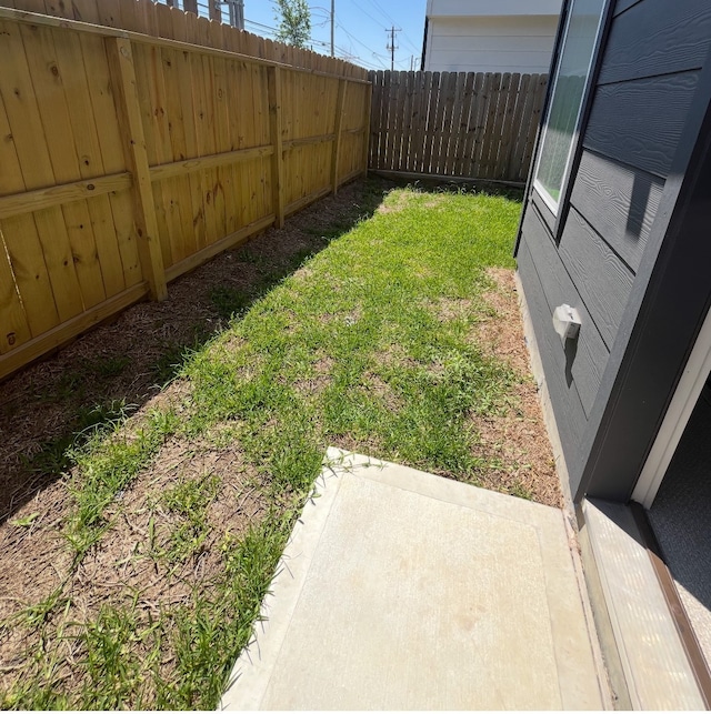 2712 Jensen Creek Ln, Houston, TX 77026 - fenced backyard featuring a patio area