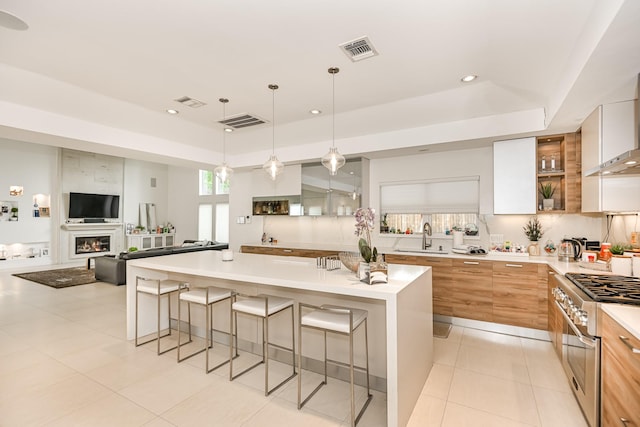 8911 Birdwood Ct, Houston, TX 77096 - kitchen featuring double oven range, modern cabinets, a raised ceiling, a kitchen breakfast bar, and recessed lighting