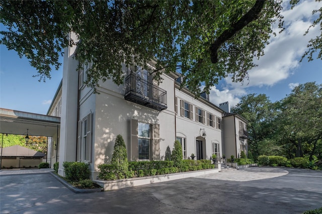 1069 Kirby Dr, Houston, TX 77019 - view of front of home featuring a balcony and stucco siding